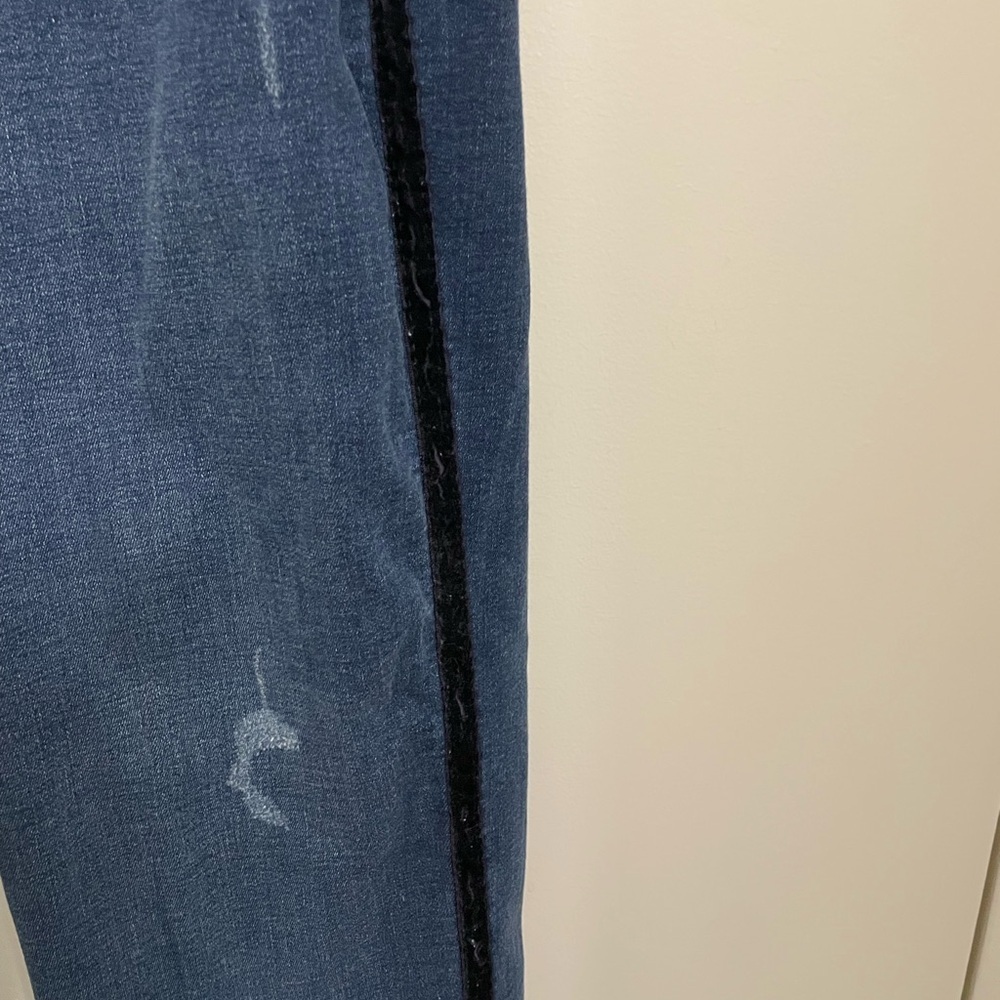 Canyon Retreat (Denim & Co.) distressed jeans with tuxedo stripe - Picture 3 of 11